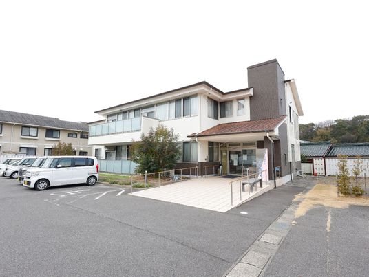 外観と駐車場の施設