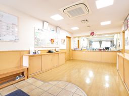 受付と掲示物のあるエントランス