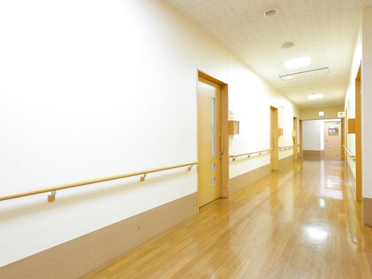 明るく清潔な廊下