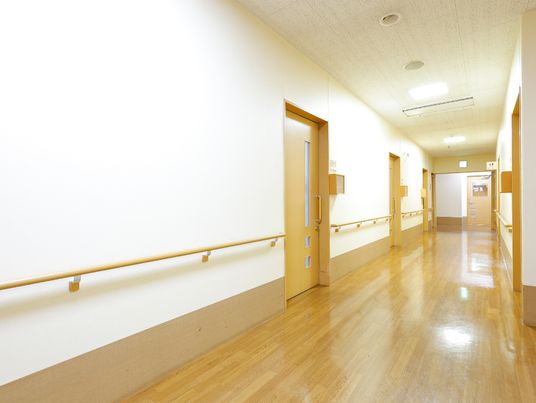 明るく清潔な廊下