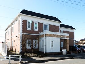 明朗な外観の建物