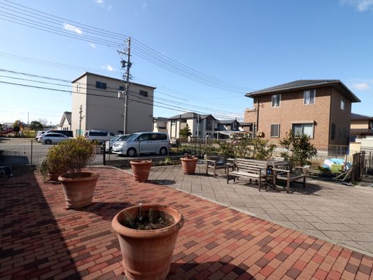 庭付き施設外観