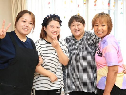 笑顔のスタッフ4人  