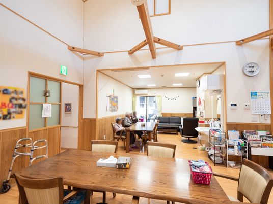 木目調の明るい共有スペース