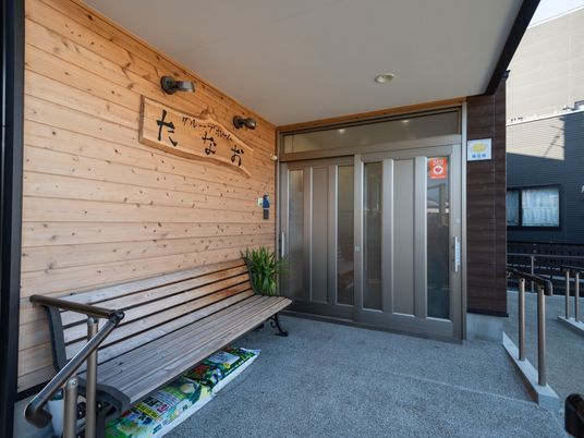 エントランスとベンチ