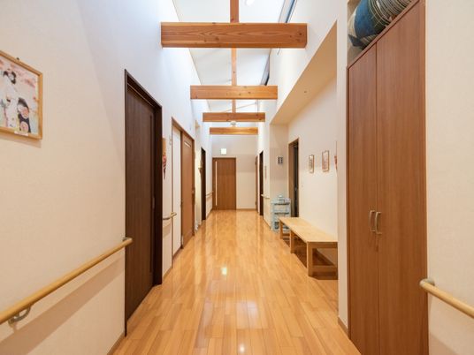 温かみのある木目調廊下