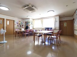 明るい食堂の様子