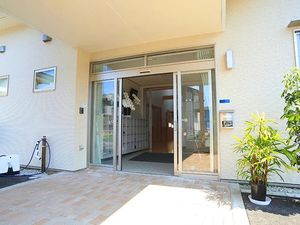 明るい入口のエントランス  