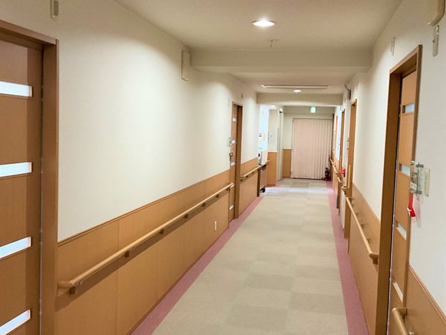 広々とした入り口のエントランス 廊下 広々とした開放感のある入り口です。こちらは車椅子の方も安心して出入りできるように設計されております。