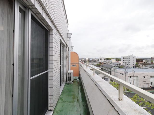  施設のバルコニー一部  