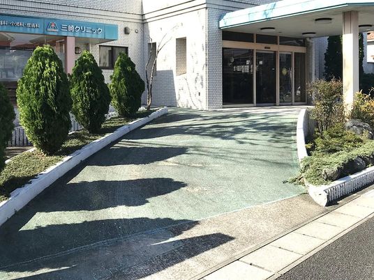 建物前の出入口  