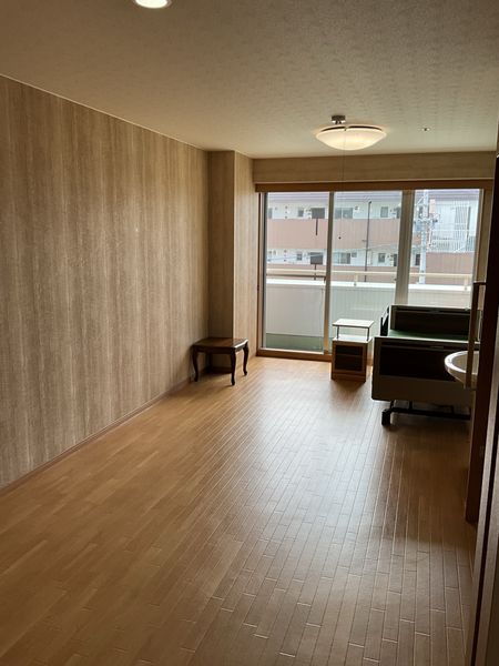 居室のベッドと窓