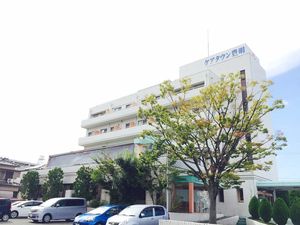 建物外観と駐車場の様子  