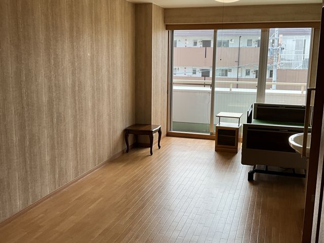 居心地の良い共有スペース 居室 広々としたリビングでは、ゆったりと過ごす方々の姿があります。季節感のあふれる壁の装飾も心温まる空間を演出しています。