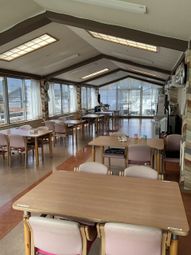 広々とした明るいラウンジ