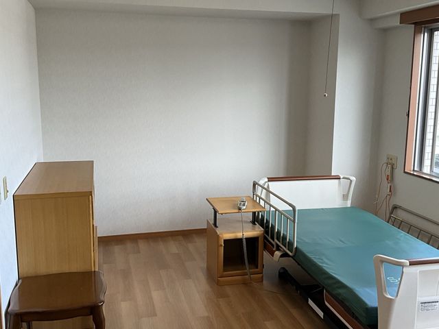 明るい居室 居室 広々とした空間で、明るく清潔な雰囲気の居室です。リラックスした時間を過ごせます。