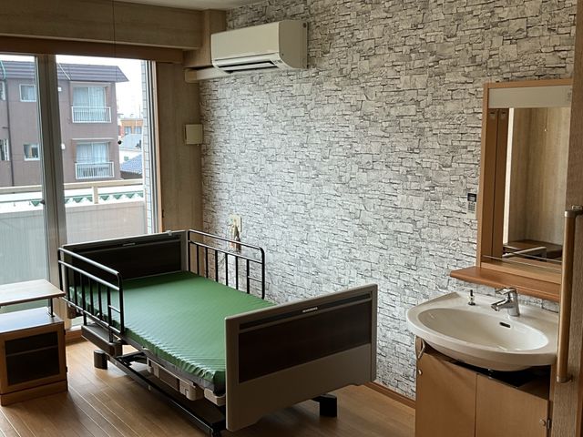 多目的室とスタッフ 居室 スタッフと利用者様が対面で業務を進める、明るく広々とした多目的室です。様々な活動に使われるコミュニケーションの場であり、心地よい環境が整います。