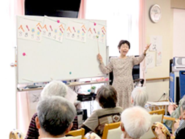 楽しい活動の様子教室 多目的室 活気あるレクリエーションが行われています。スタッフと一緒に楽しく学び、多くの交流が期待できます。