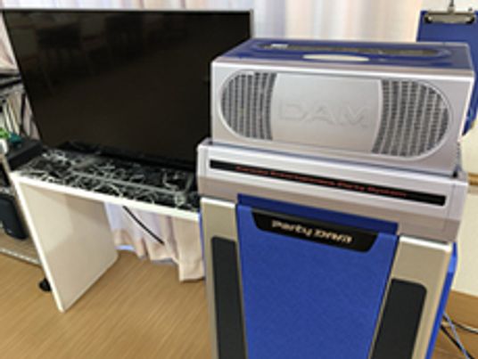 テレビとカラオケ機器の部屋