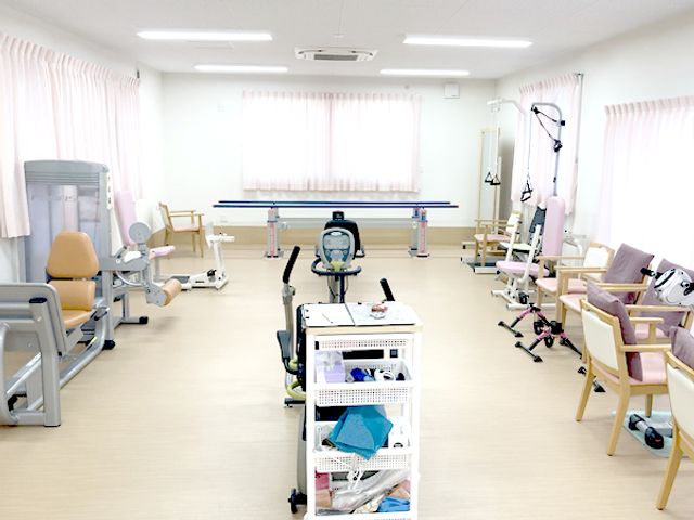 運動設備のある部屋 機能訓練室 新しい設備が整ったスペースです。快適な環境で、日々の健康維持をサポートします。