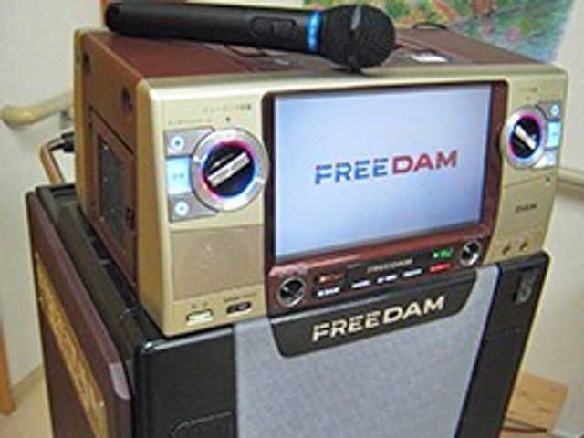 カラオケ機器がある部屋 多目的室 音響設備が整った空間では、カラオケやイベントが楽しめます。参加者同士の交流が図れます。