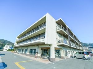 三階建ての建物外観  