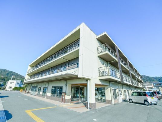 三階建ての建物外観  