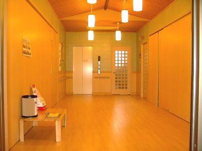 木目の明るい廊下