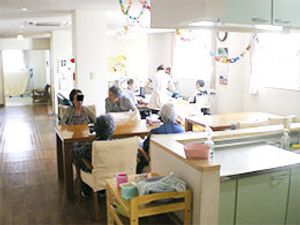 明るい共有スペースの様子
