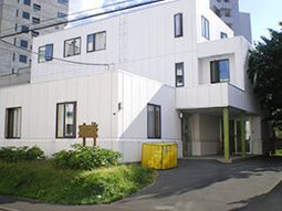 白い壁の建物とエントランス