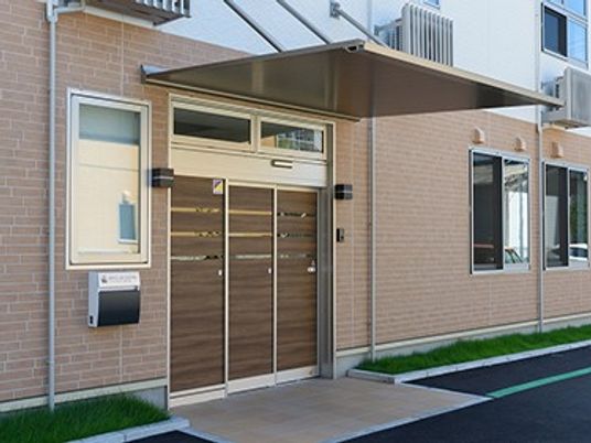 風よけがある出入口