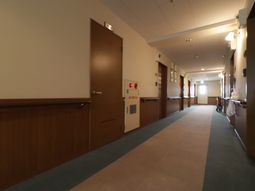 清潔な施設の廊下