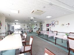 広々した明るい食堂