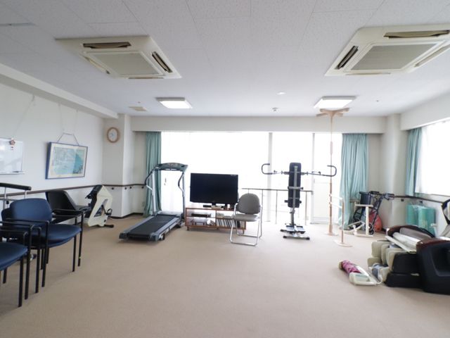 健康維持のための訓練室 訓練機能室 広々とした機能訓練室では、トレッドミルやリハビリ用の器具を使用して、ご利用者の体力向上をサポートしています。落ち着いた雰囲気の中、安心してトレーニングに取り組んでいただけます。