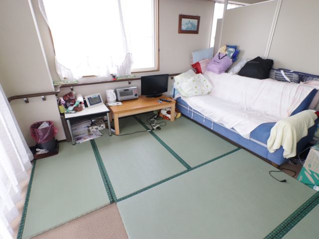 居心地の良い和室居室 居室 畳の上にゆったりとしたソファが置かれ、日光が差し込む明るい居室です。個人の嗜好を反映させた家具や装飾品で、居心地の良い空間をご提供しています。