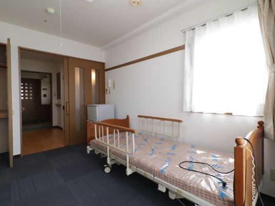 居室のベッドと入口