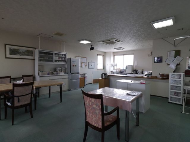 広々とした共有キッチン 共有スペース 落ち着いた色合いのダイニングスペースです。キッチンには日常生活に必要な備品が整っており、共有で利用できます。