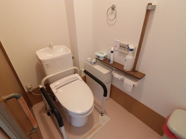 バリアフリー設計のトイレ トイレ 手すりと広々としたスペースが特徴のトイレです。快適にご利用いただける配慮がされています。