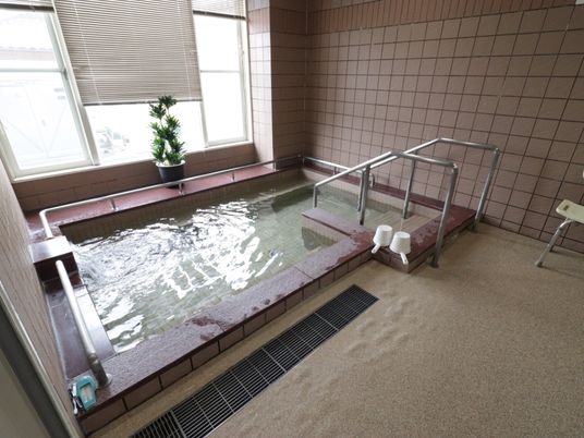 浴室には、大きな窓が完備されている。周囲に手すりを設置された浴槽からは、外の景色を見ながら湯に浸かることができる。