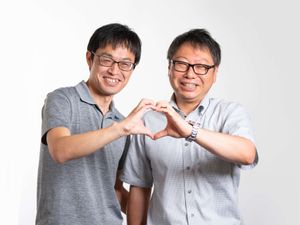 笑顔の男性二人のポーズ  
