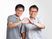 笑顔の男性二人のポーズ  