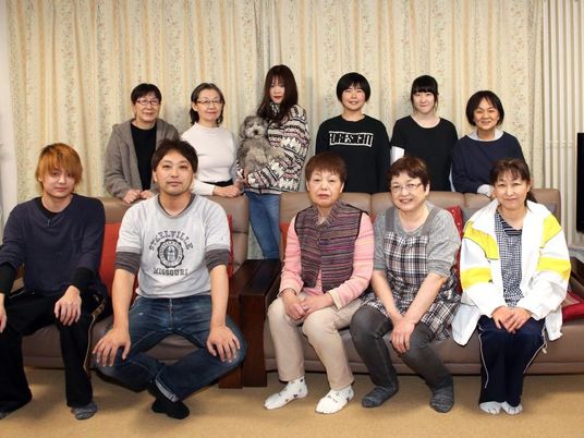 利用者と職員の集合リビング  