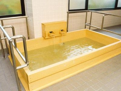 手すり付きの浴槽