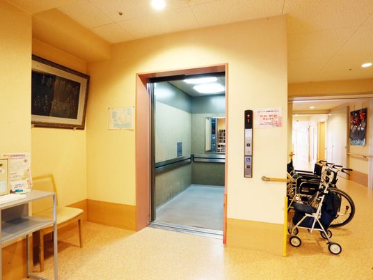 廊下とエレベーターの入口
