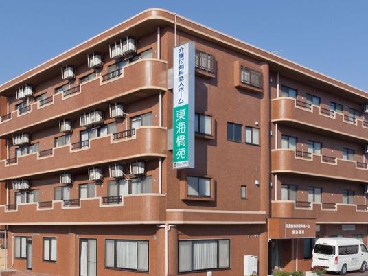 赤レンガ調の建物外観  
