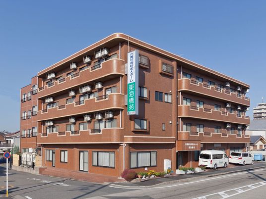 赤レンガ調の建物外観  