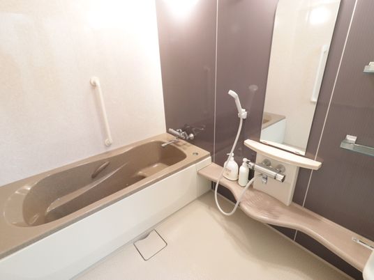  バリアフリー設計の浴室  