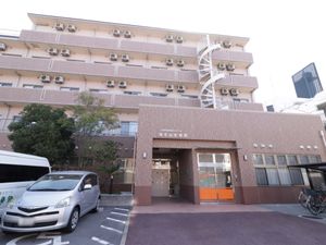  明るい建物の外観エントランス 