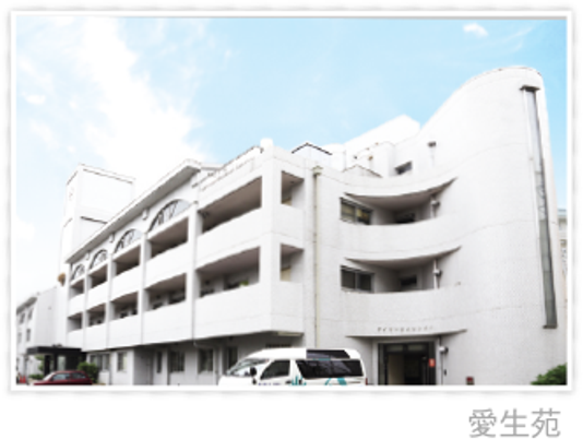白い建物の外観  