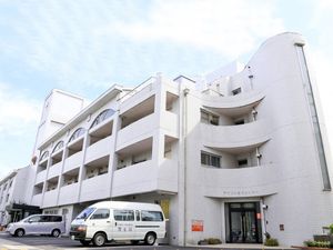 白い建物の外観  